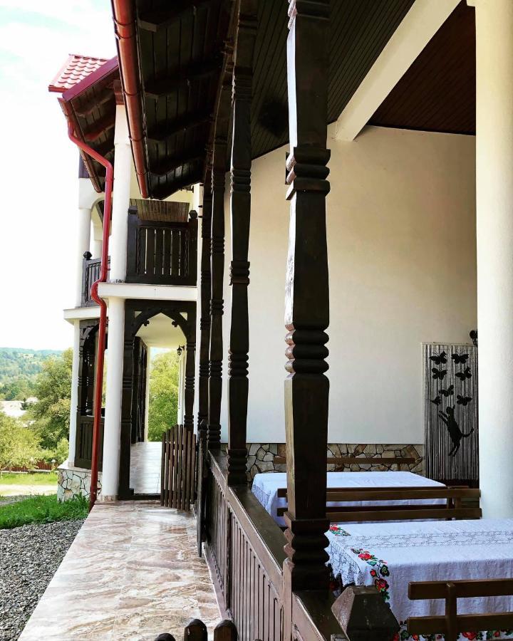 Conacul Lupilor Hotel Satu Sugatag ภายนอก รูปภาพ