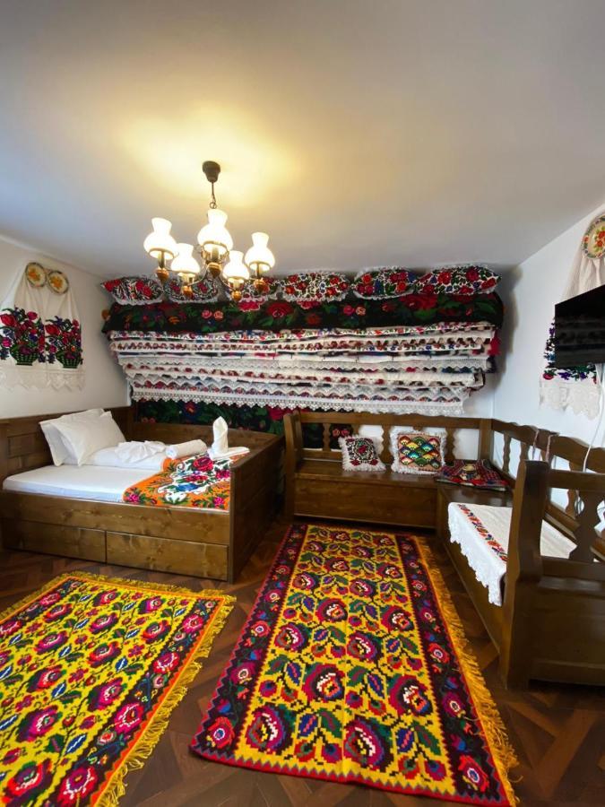 Conacul Lupilor Hotel Satu Sugatag ภายนอก รูปภาพ